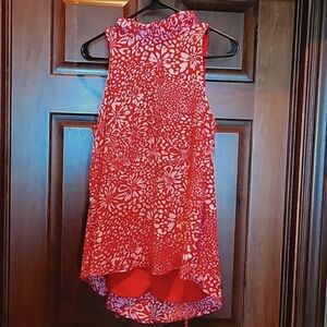 Sleeveless blouse by Gibson in a beautiful shade of red with white flowers, love